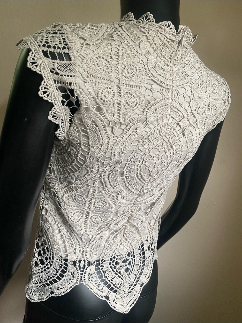 REBELLION AGAIN Sleeveless Crochet Lace Blouse in Light Gray - Picture 5 of 12